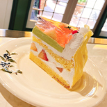 桃のクレープ包みショートケーキ